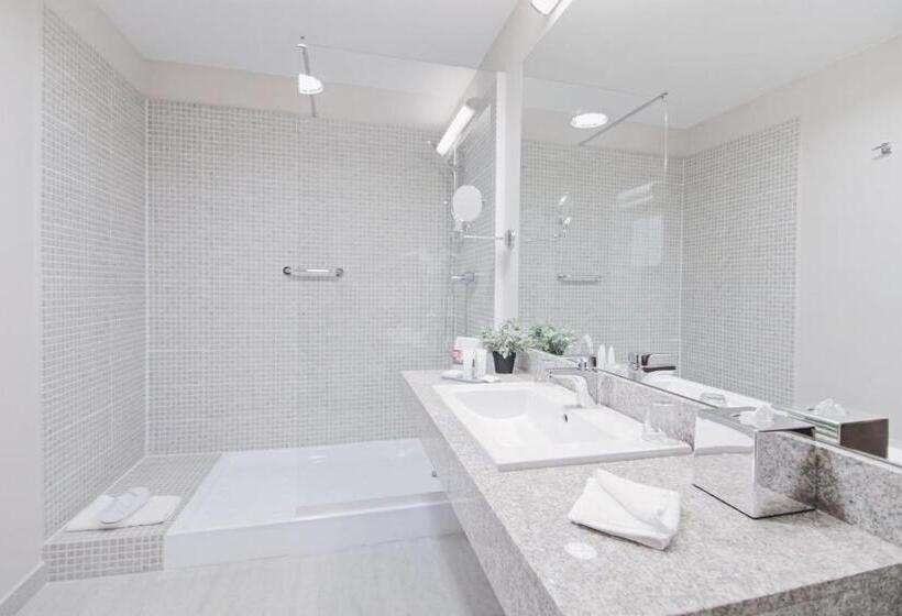 キングサイズベッドのスイートルーム, Ramada Plaza Craiova