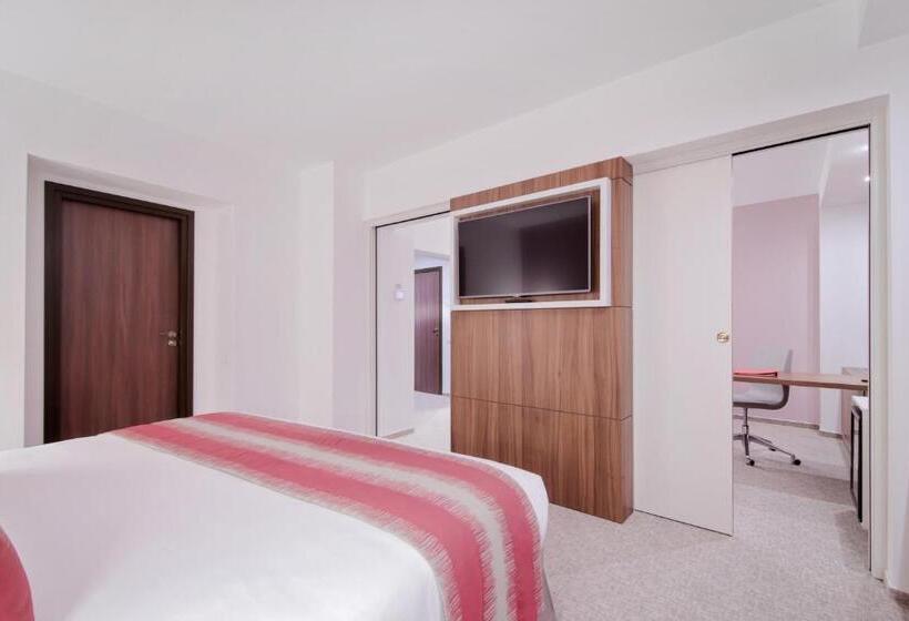 キングサイズベッドのスイートルーム, Ramada Plaza Craiova