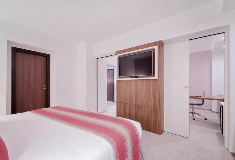 キングサイズベッドのスイートルーム, Ramada Plaza Craiova