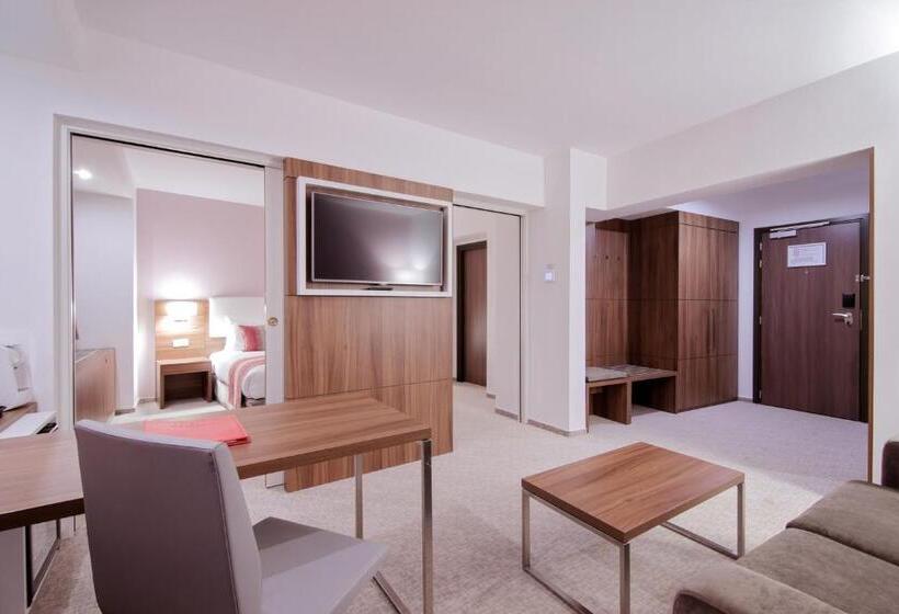 キングサイズベッドのスイートルーム, Ramada Plaza Craiova
