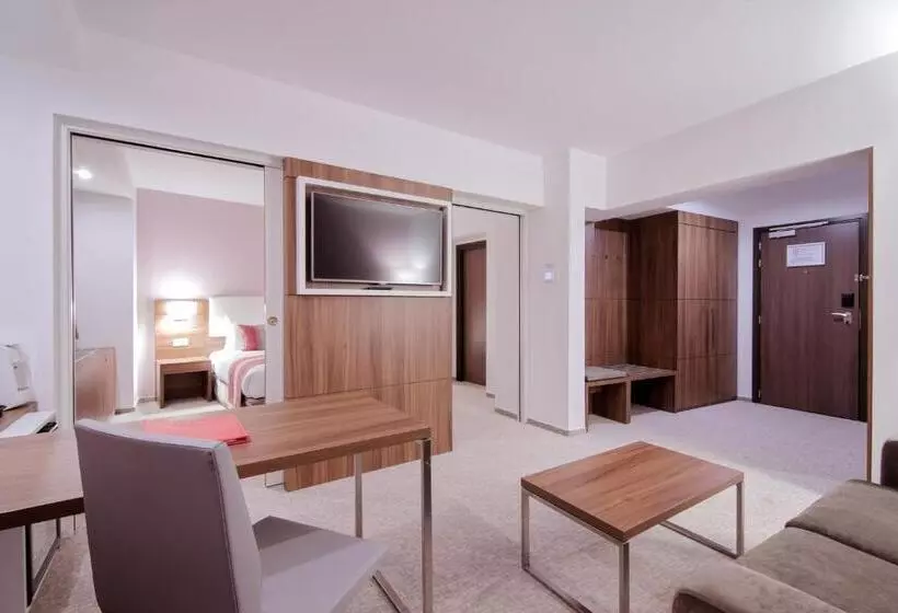 キングサイズベッドのスイートルーム, Ramada Plaza Craiova