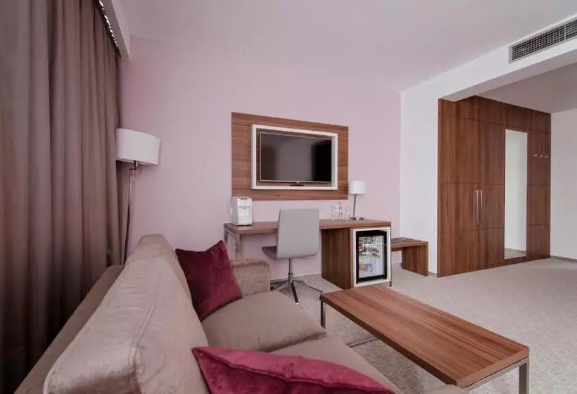 キングサイズベッドのスイートルーム, Ramada Plaza Craiova