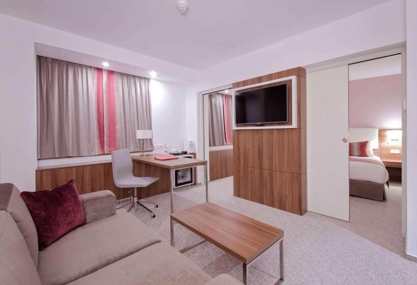 キングサイズベッドのスイートルーム, Ramada Plaza Craiova