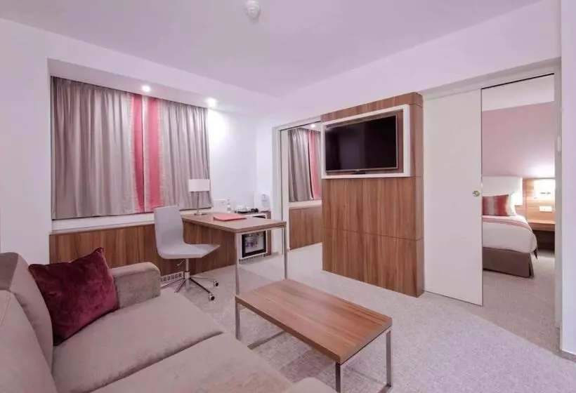 キングサイズベッドのスイートルーム, Ramada Plaza Craiova