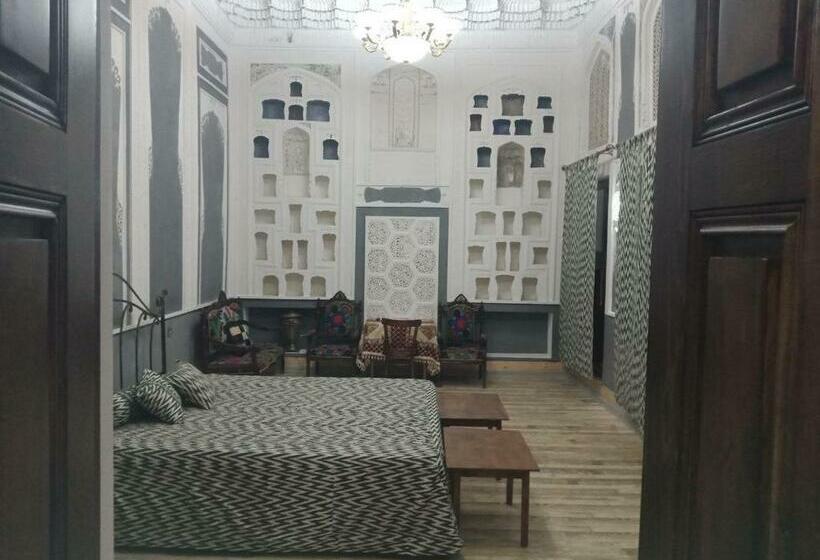 패밀리 스위트, Bibi Khanym