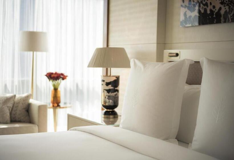 מיטת קינג בסוויטה, Four Seasons Hotel Tianjin