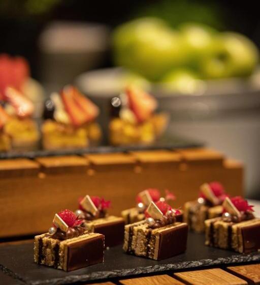 带大床的行政房间, Four Seasons Hotel Tianjin