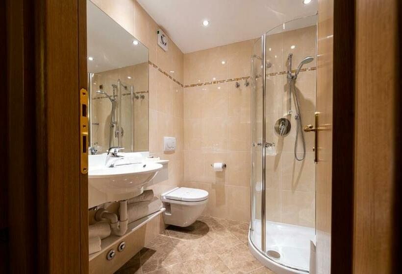 小型套房, Cristina