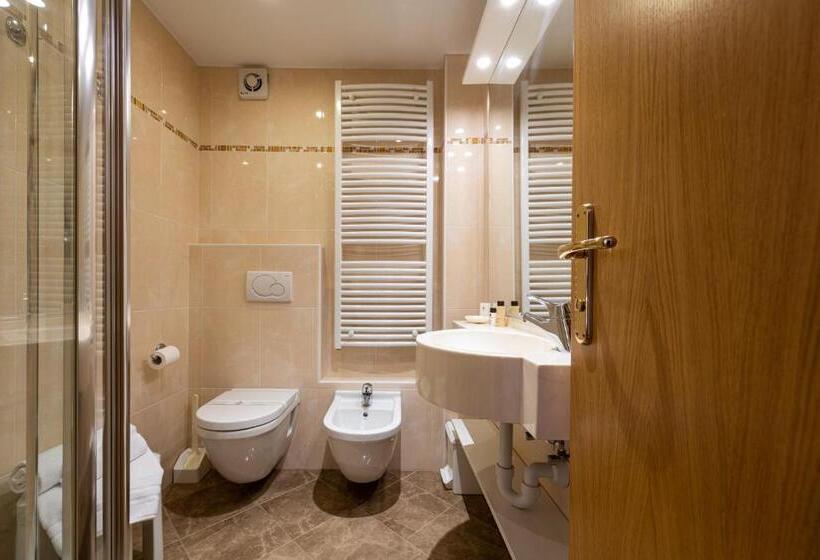 标准单人间, Cristina