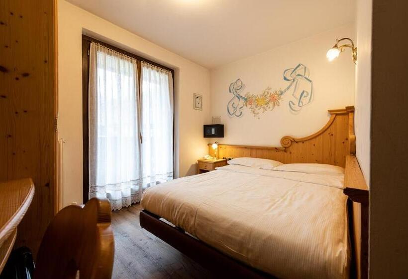 标准单人间, Cristina