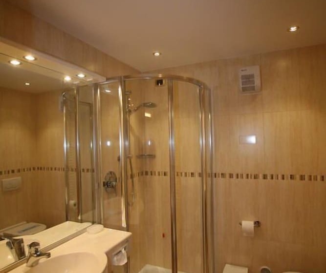 标准单人间, Cristina