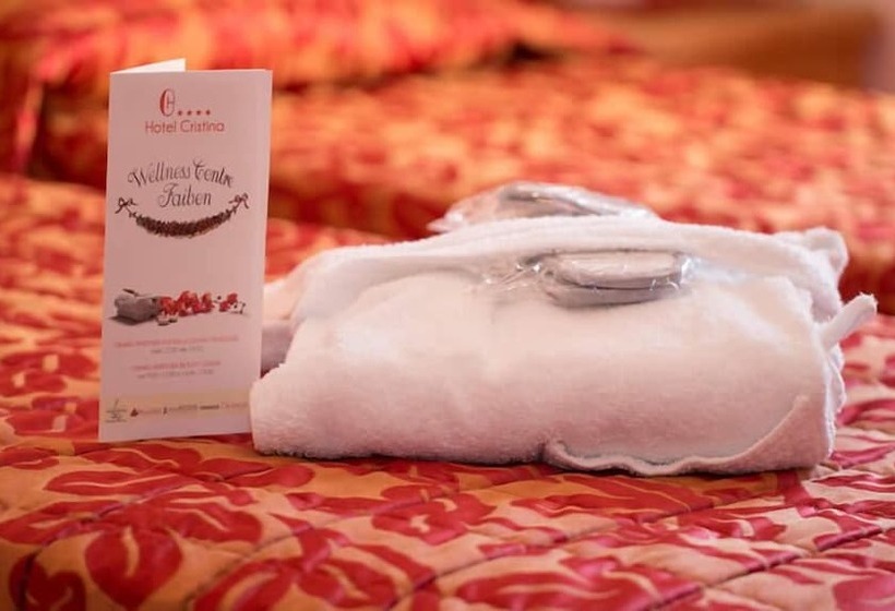 标准单人间, Cristina