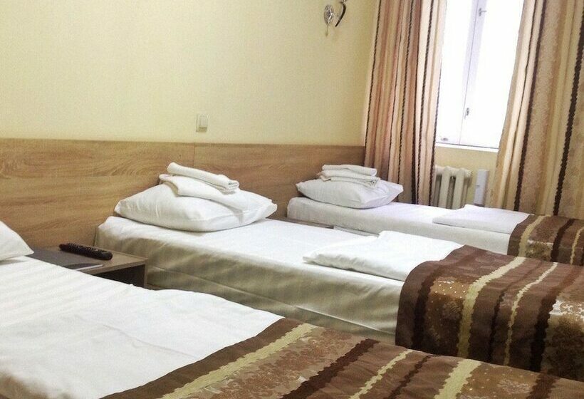 标准三人间, Berison Kamala