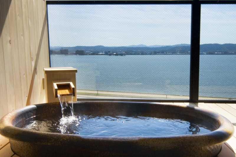 غرفة ديلوكس, Naniwa Issui