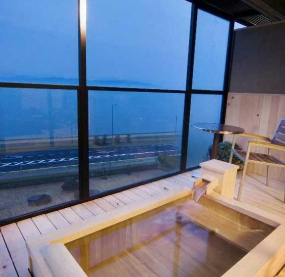 غرفة ديلوكس, Naniwa Issui