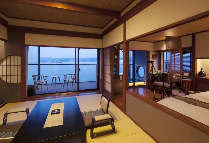 Habitació Deluxe, Naniwa Issui
