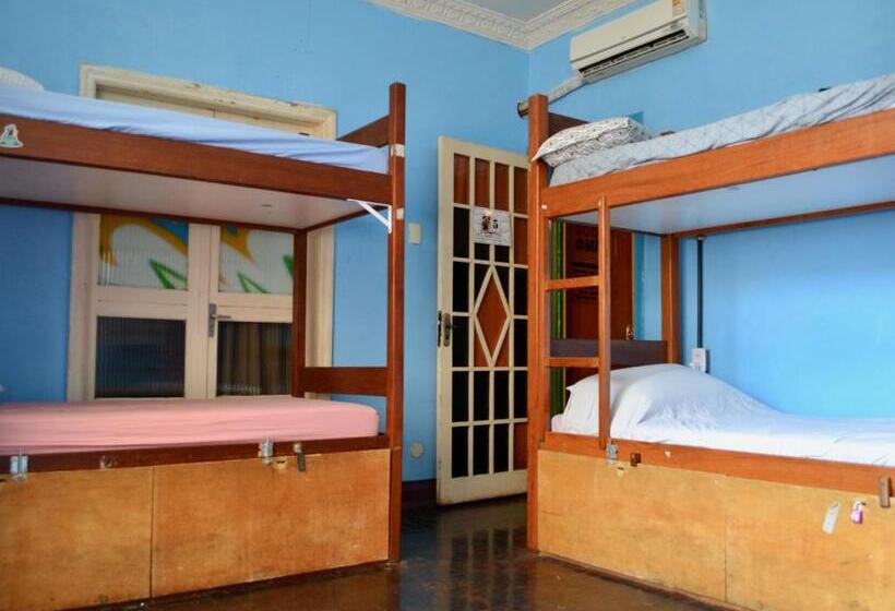 تختخواب در اتاق مشترک, Books Hostel