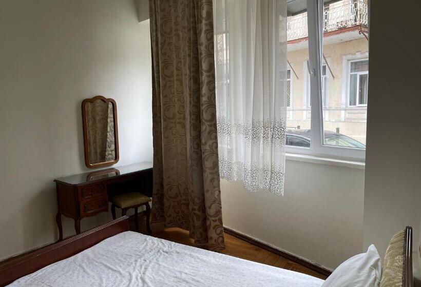 اتاق خانوادگی با چشم‌انداز باغ, Batumi Summer