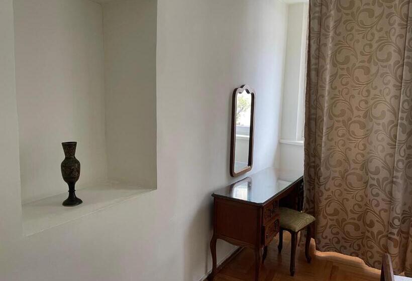 اتاق خانوادگی با چشم‌انداز باغ, Batumi Summer