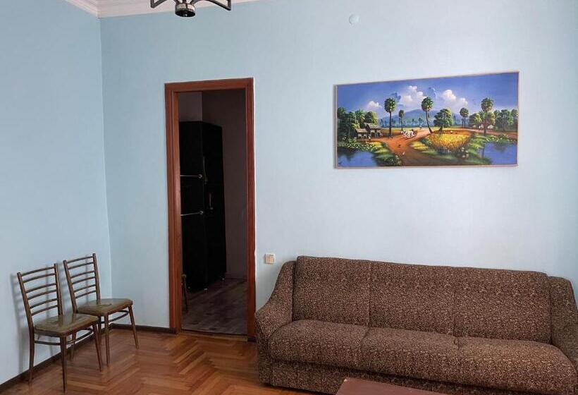 اتاق خانوادگی با چشم‌انداز باغ, Batumi Summer