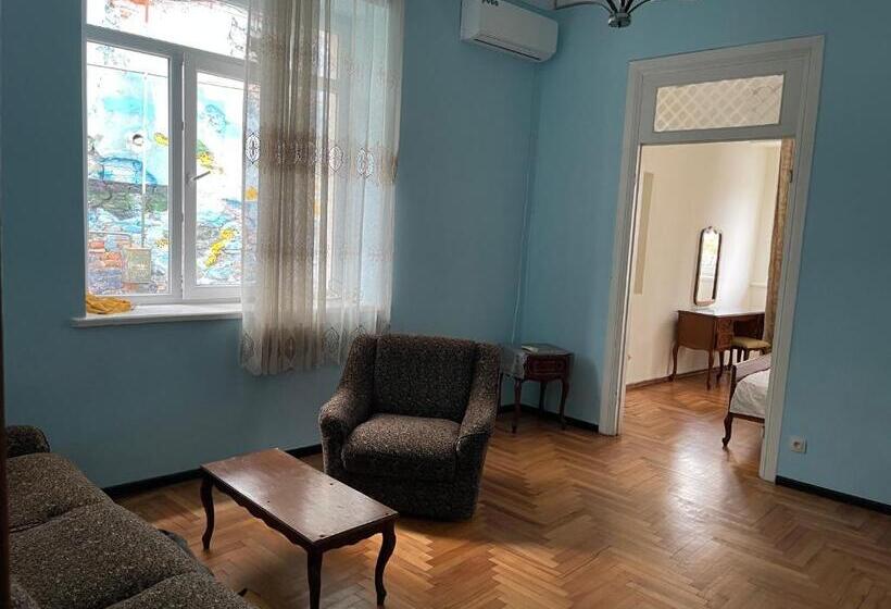 اتاق خانوادگی با چشم‌انداز باغ, Batumi Summer