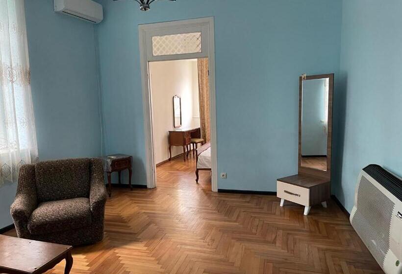 اتاق خانوادگی با چشم‌انداز باغ, Batumi Summer