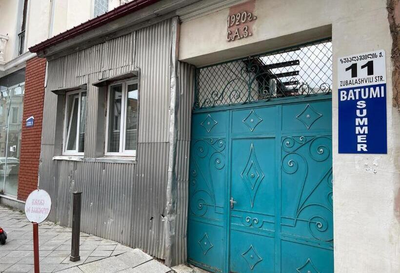 اتاق خانوادگی با چشم‌انداز باغ, Batumi Summer