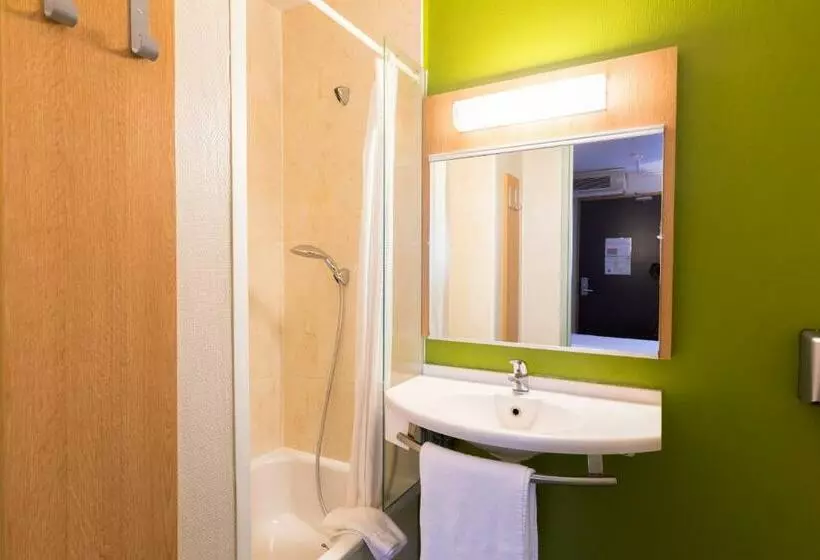 Standard Neljän Hengen Huone, B&b Hotel Limoges 2