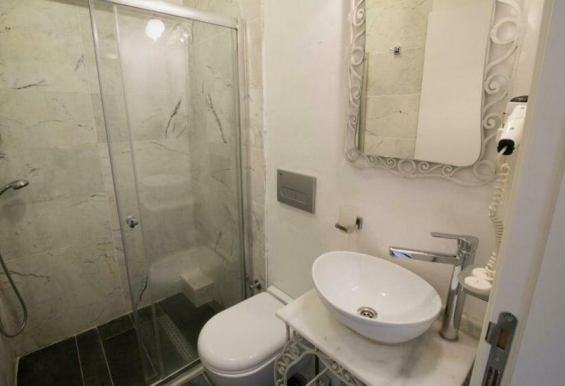 اتاق لوکس با چشم‌انداز دریا, Büyükada Port