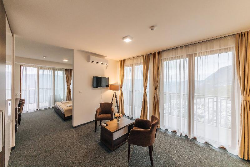 سوییت لوکس, Sokoline