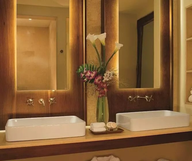 سوییت جونیور با چشم‌انداز جانبی دریا, Secrets Cap Cana Resort & Spa - Adults Only - All Inclusive
