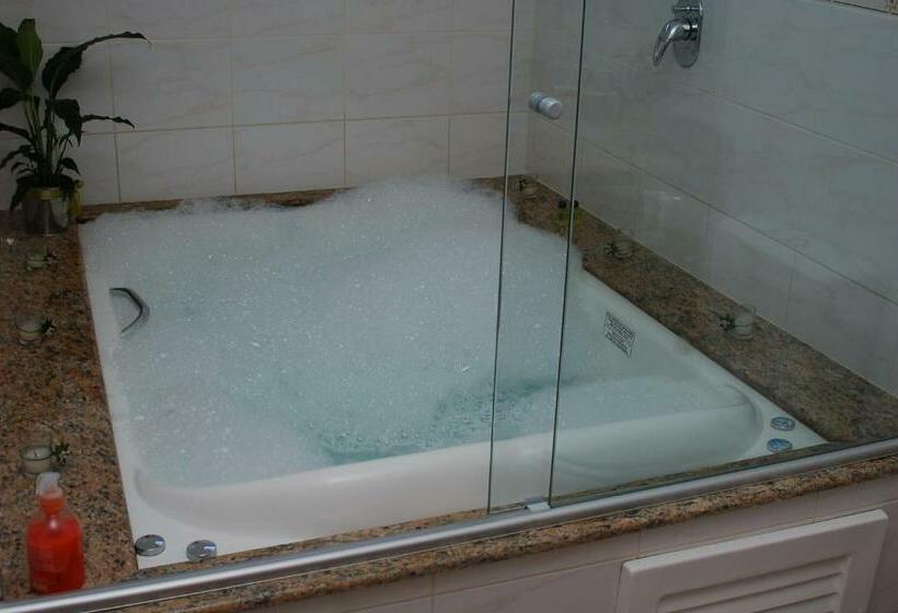 غرفة قياسية مزوَّدة بجاكوزي, Dom Leopoldo