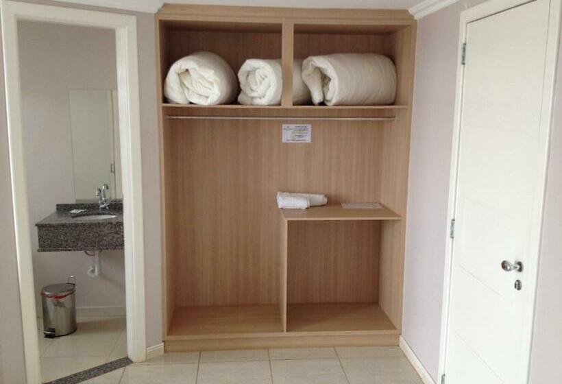 غرفة ديلوكس ثلاثية, Cedro Palace