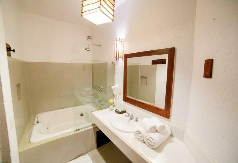 侧面海景标准三人间, Maitei