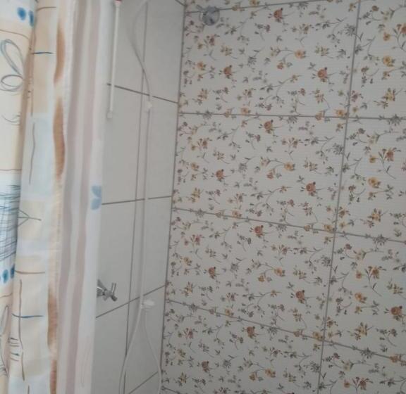 스위트, Hostel Dina & Suítes