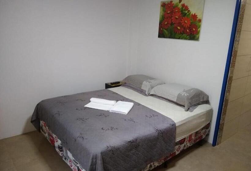 패밀리 스위트, Hostel Dina & Suítes