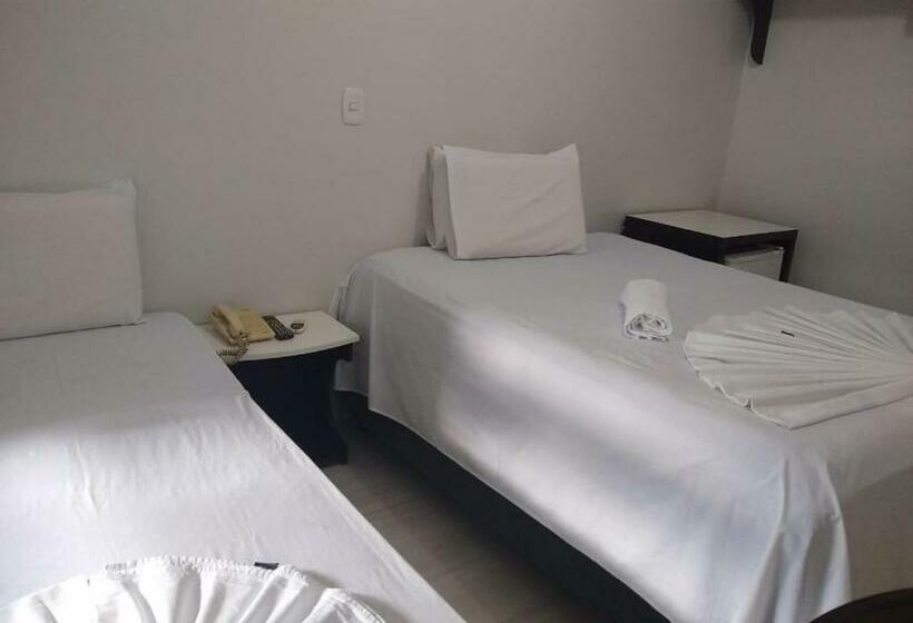 חדר סטנדרט לשלושה, Crystal Palace