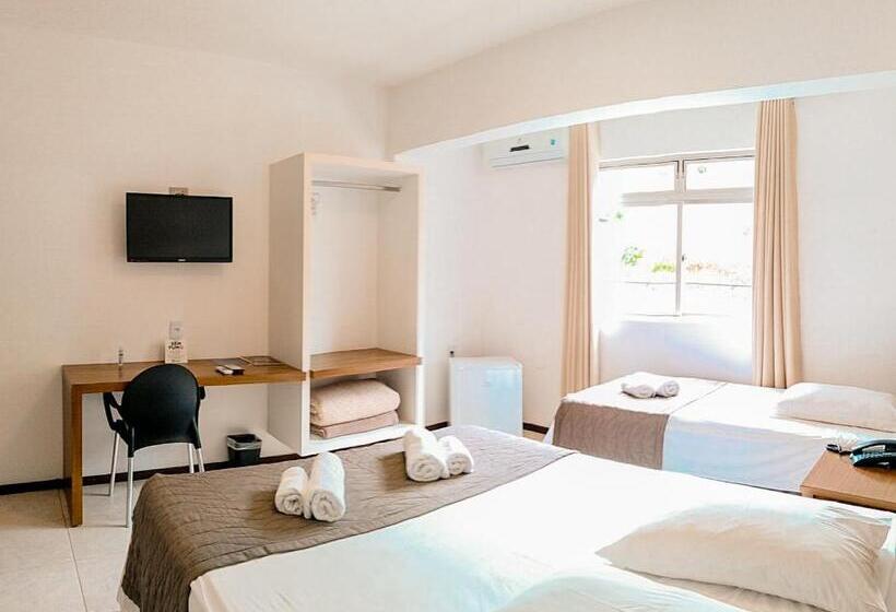 غرفة قياسية ثلاثية, Cyrilo S Palace