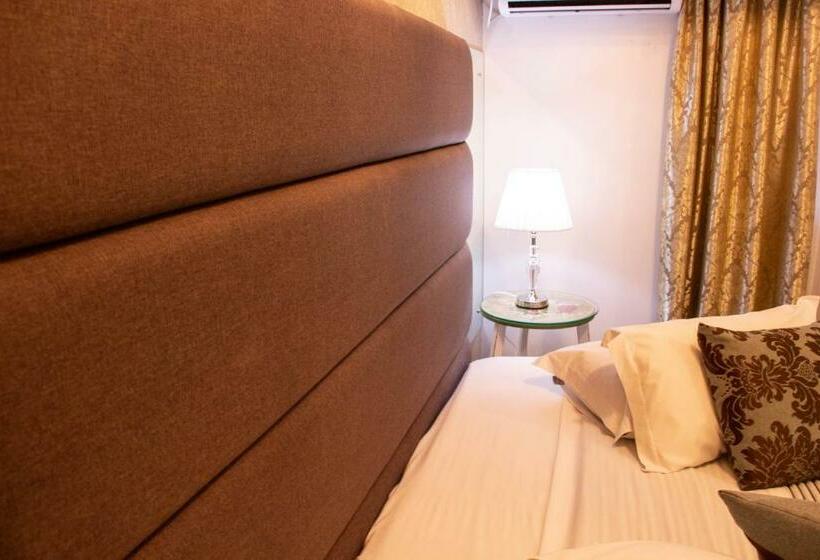 اتاق لوکس, Imigrantes