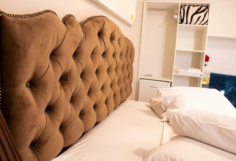 اتاق لوکس, Imigrantes