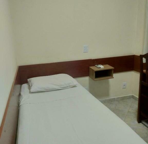 Standard Enkeltværelse, Lelis