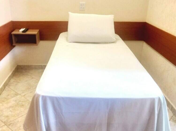 Standard Enkeltværelse, Lelis