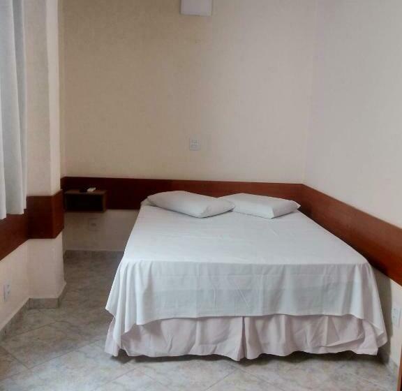 Standard Værelse, Lelis