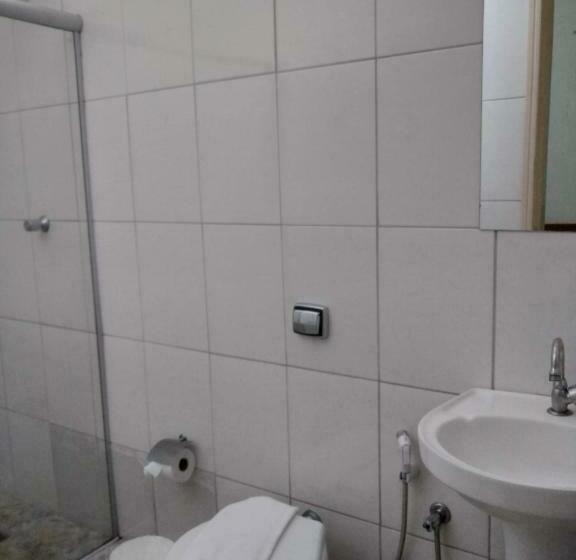 Standard Værelse, Lelis