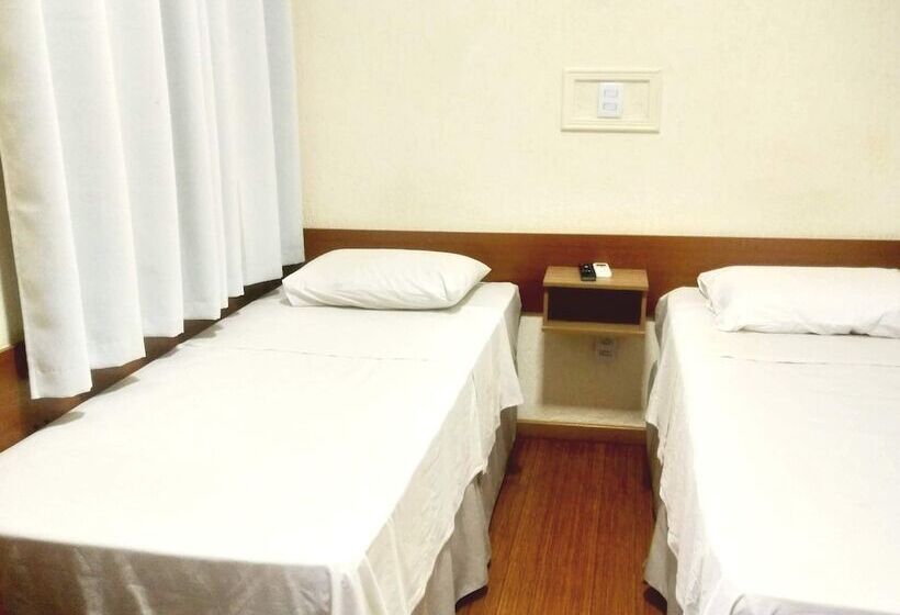 Standard Værelse, Lelis