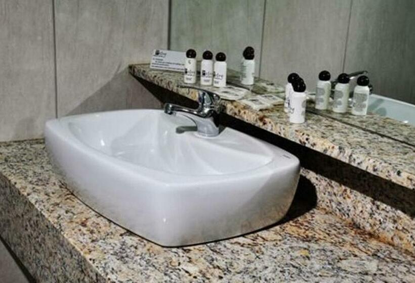 غرفة ديلوكس ثلاثية, Petry Plaza