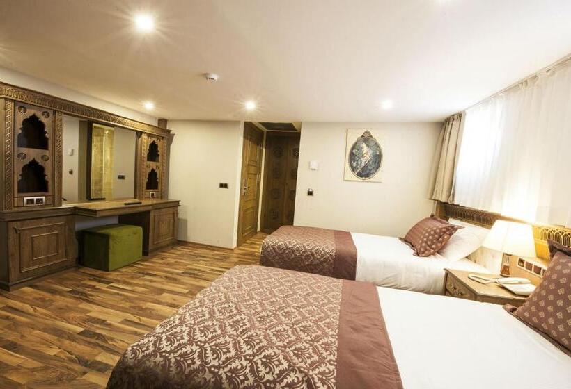 اتاق لوکس خانوادگی, Ney