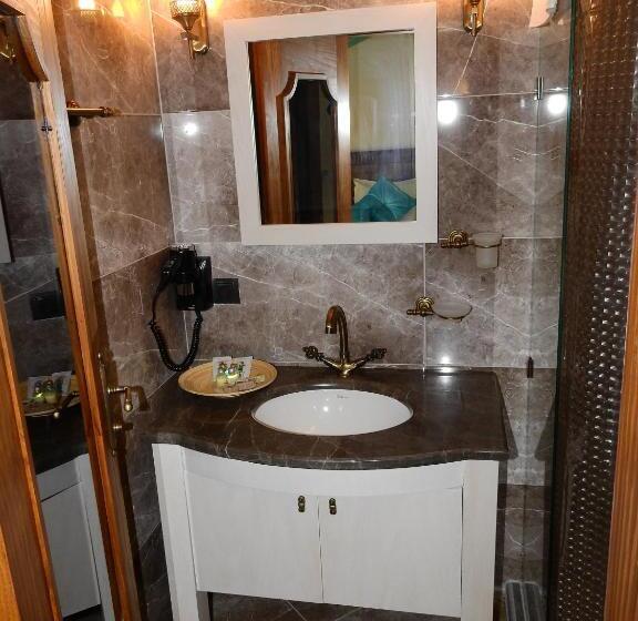 جناح مزوَّد بشرفة, Orchis