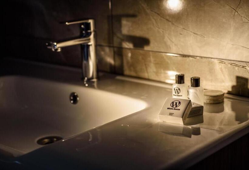 اتاق با خدمات پایه با منظره ی مشرف به دریا [قابل مشاهده ازبالکن], White House