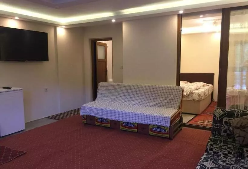 سوییت لوکس, Cam Motel